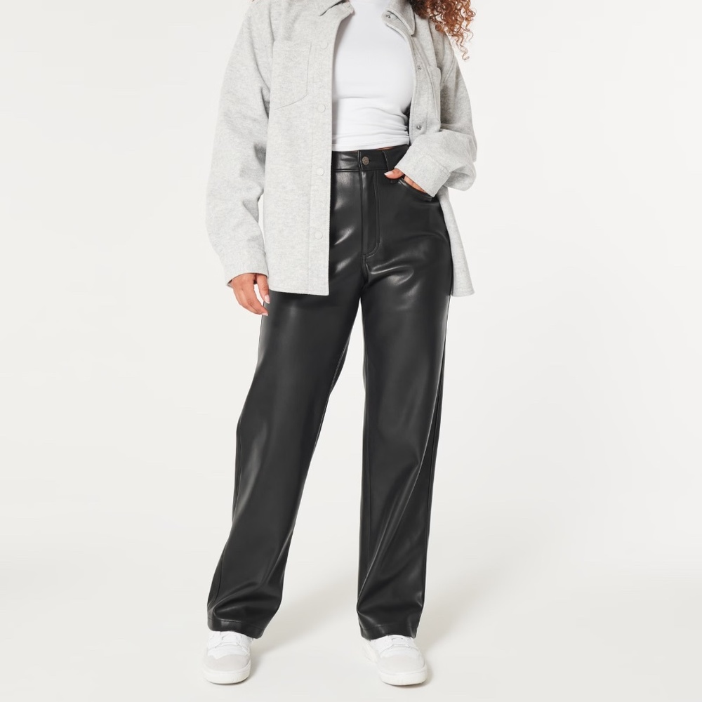 Hollister- ULTRA HIGH-RISE VEGAN LEATHER DAD PANTS